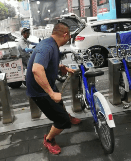 女游客疑被蛇咬伤身亡后<strong></p>
<p>原油喊单直播</strong>，博主“啊宝”讲毒蛇1天涨粉190万