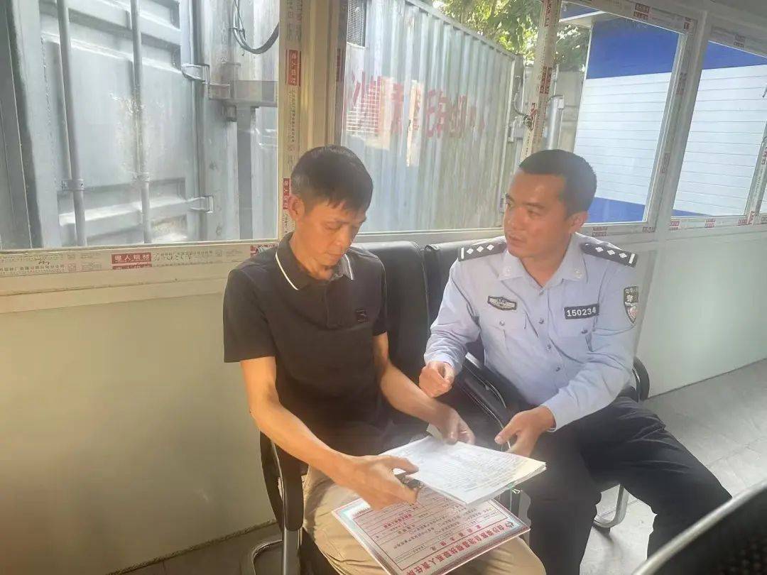 白沙一警察父亲退休时<strong></p>
<p>原油进口资质</strong>，给了儿子这本“秘籍”……