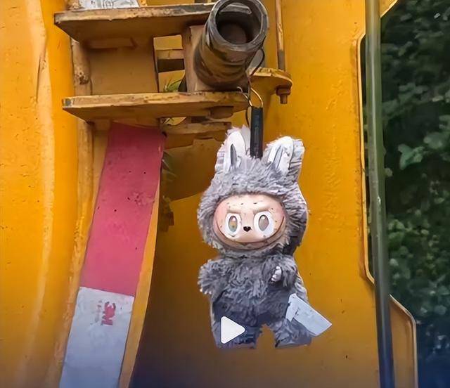 大爷捡到labubu随手挂吸粪车<strong></p>
<p>原油论坛</strong>,女子蹲点数天被人99元抢先买走