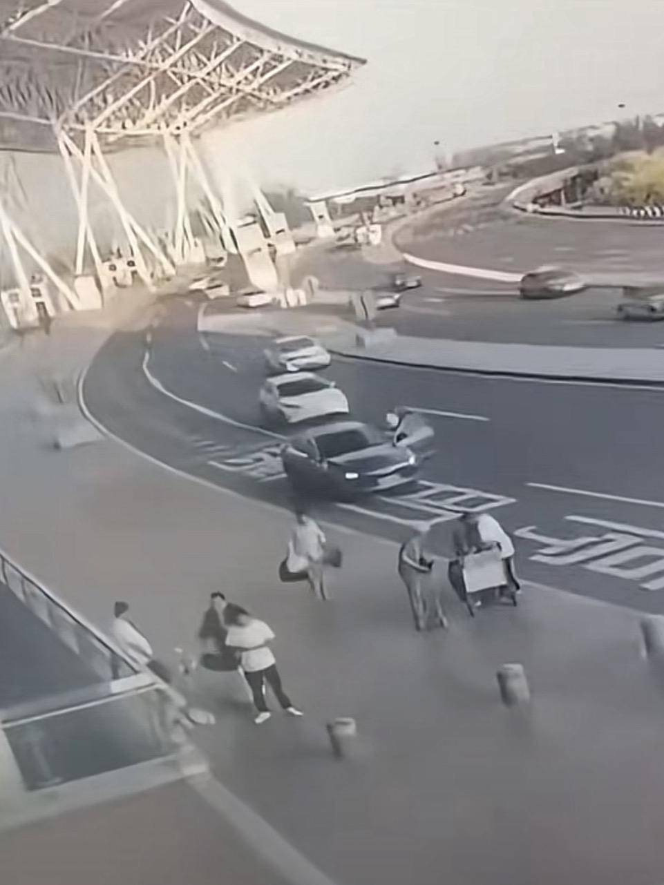 天津滨海机场一司机开门下车被相邻车道来车撞倒<strong></p>
<p>原油论坛</strong>，车门脱落 交警正调查，律师分析