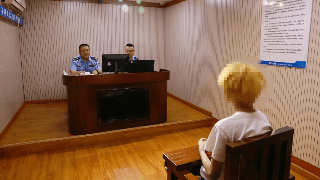 加油站内砸车打人<strong></p>
<p>原油期货配资</strong>,23名嫌疑人被临沂警方抓获