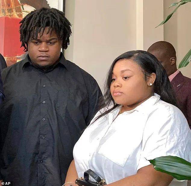 医院生娃<strong></p>
<p>原油期货配资</strong>，孩子头直接被医生拔掉了？父母请专家尸检，结果专家直接把图发网上了？！