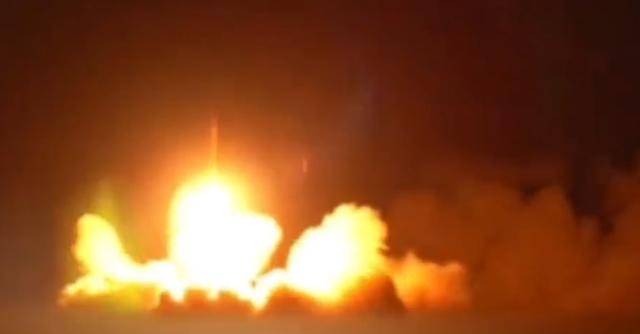 难怪哈梅内伊不怕<strong></p>
<p>原油期货配资</strong>，特朗普刚放风要打，一道火光撕裂夜空