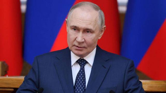 难怪哈梅内伊不怕<strong></p>
<p>原油期货配资</strong>，特朗普刚放风要打，一道火光撕裂夜空