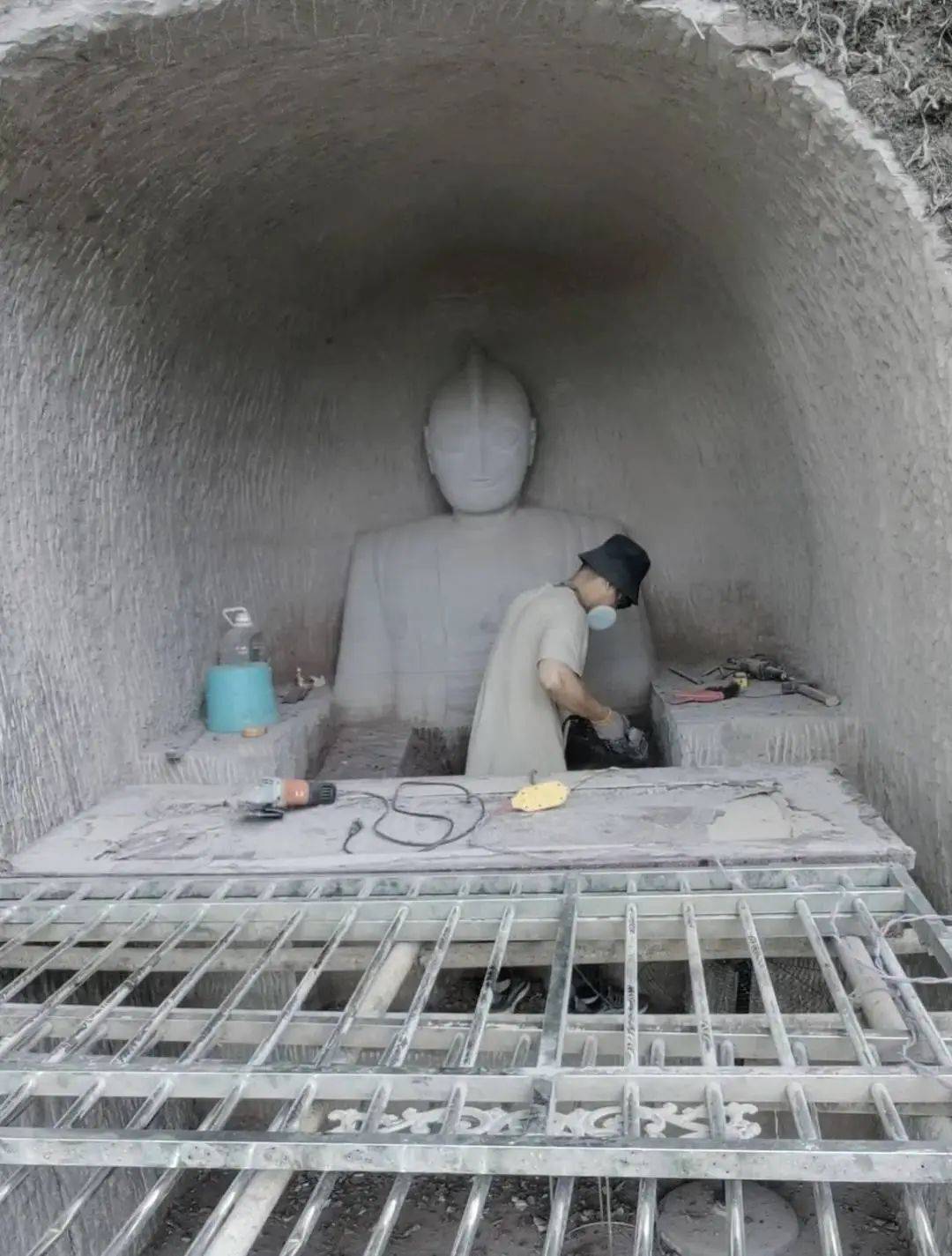 男子花2个月雕刻“奥特曼石窟”惹争议<strong></p>
<p>原油期货配资</strong>,当地相关部门称会去调查核实,本人回应→