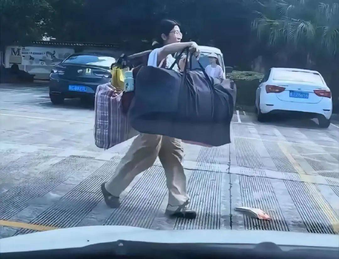 扁担女孩高考成绩出炉，班主任：班级高考成绩好于预期