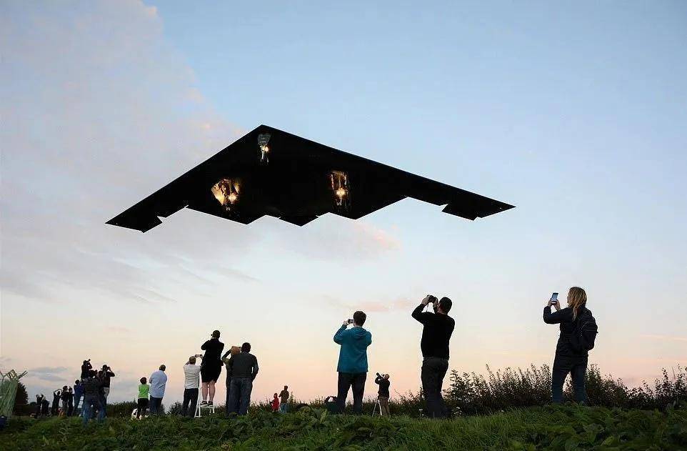 B-2横穿中国轰炸伊朗<strong></p>
<p>原油闪点</strong>,中国雷达没有发现?这是正常人想出来的?