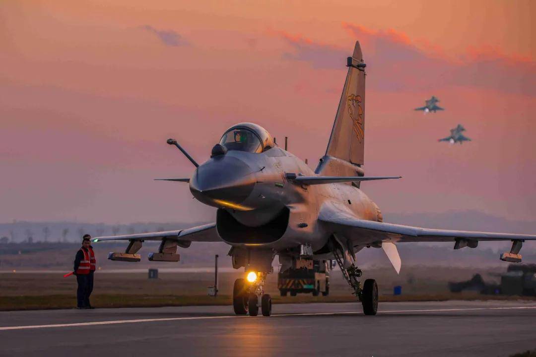 俄媒爆料！伊朗放弃苏-35改买歼-10C<strong></p>
<p>原油闪点</strong>，引进地下生产线？