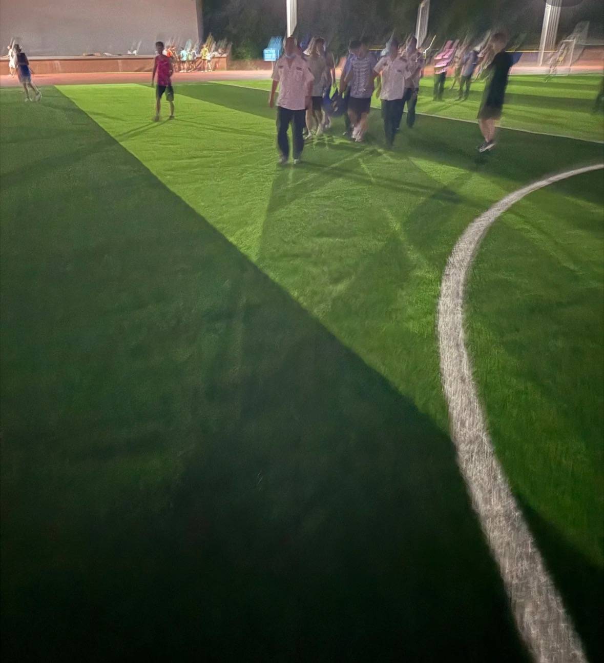 上海一高校学生与校外人士起冲突晕倒后又被脚踹肘击<strong></p>
<p>原油加盟</strong>？校保卫处：正在处理