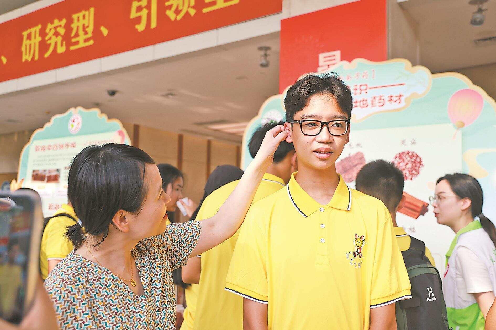 6年后<strong></p>
<p>原油加盟</strong>,14岁印尼男孩一眼认出当年为他治病的中医