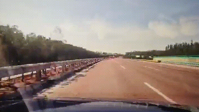 突发!64岁男子开车时低头看手机<strong></p>
<p>原油加盟</strong>,致3死3伤!提醒:勿“分心驾驶”!上海已启用无人机严查!