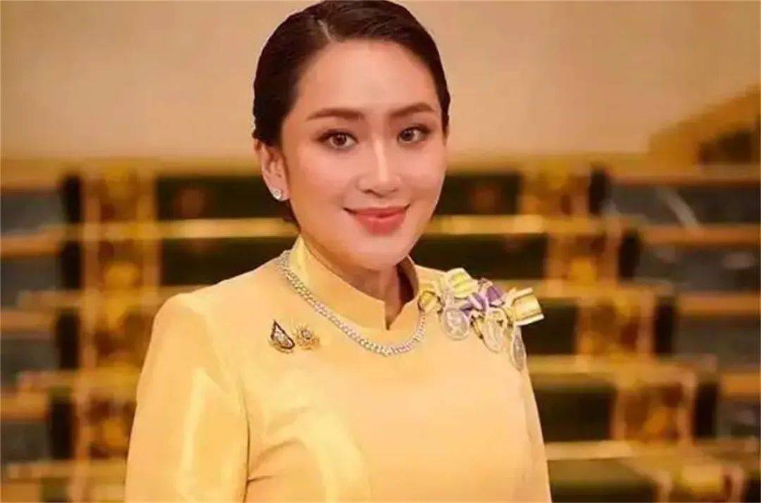 总理府已被围<strong></p>
<p>原油实时走势图</strong>,泰陆军司令出山,洪森预测,美女总理三月内必下台