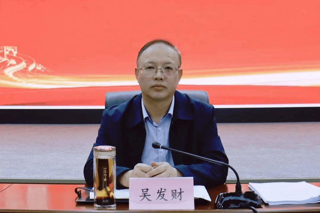 吴发财<strong></p>
<p>原油实时走势图</strong>,主动交代问题