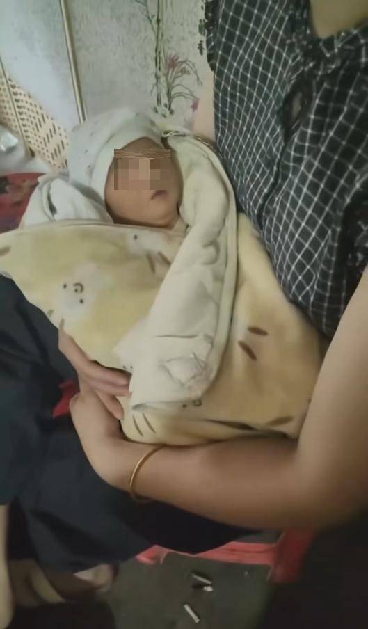 四川万源一男子玉米地里捡到男弃婴<strong></p>
<p>中原油田总医院</strong>,镇政府回应:已妥善安置