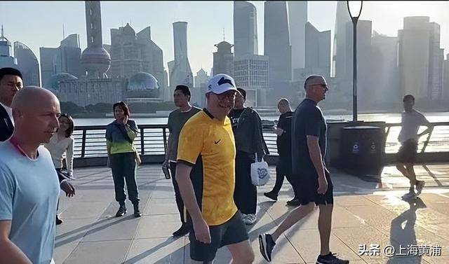澳大利亚总理抵沪再次漫步外滩，旁边还有上海球迷“老熟人”，你偶遇了吗？