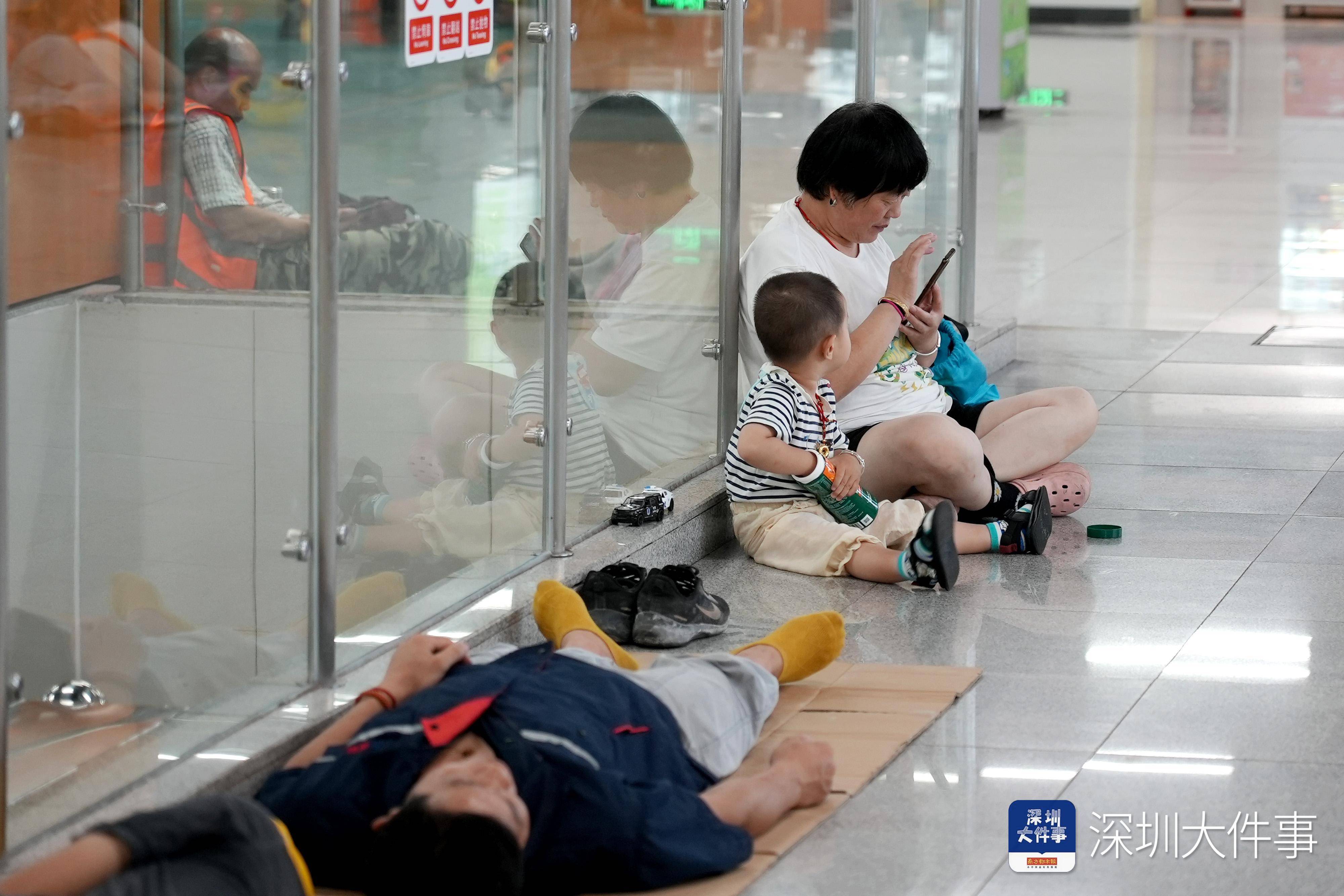 纳凉区有座椅、读书角<strong></p>
<p>进口原油关税</strong>,深圳地铁站成市民“清凉驿站”