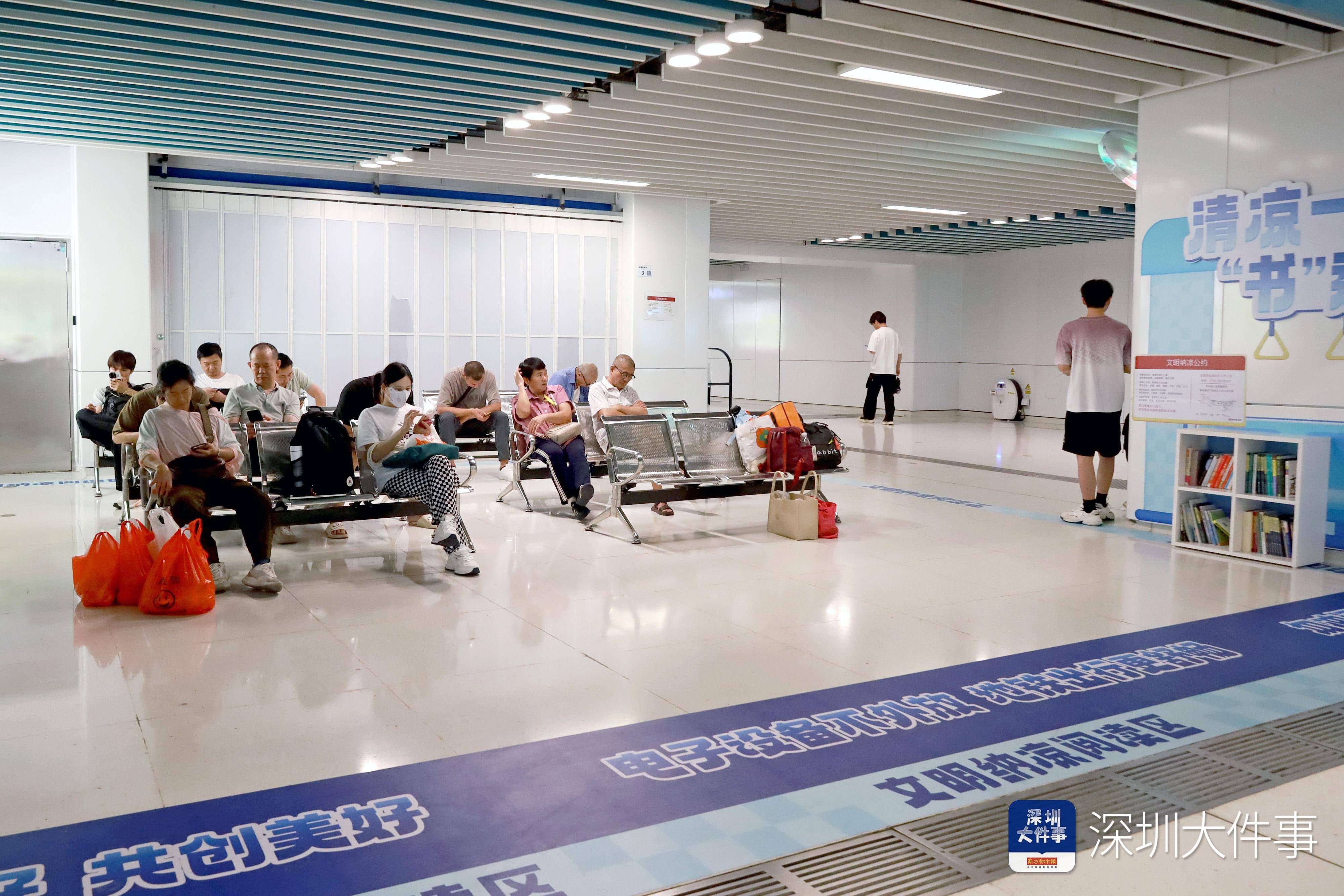 纳凉区有座椅、读书角<strong></p>
<p>进口原油关税</strong>,深圳地铁站成市民“清凉驿站”