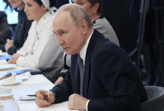 普京突遭晴天霹雳<strong></p>
<p>期货原油交易时间</strong>，俄军大规模投降！关键时刻，俄罗斯直言将继续谈判！