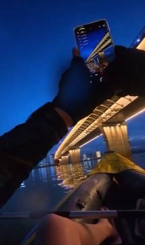 长沙男子突发奇想划船下班<strong></p>
<p>期货原油交易时间</strong>,25分钟车程划了3小时,当事人:手累腿麻,不会有下次