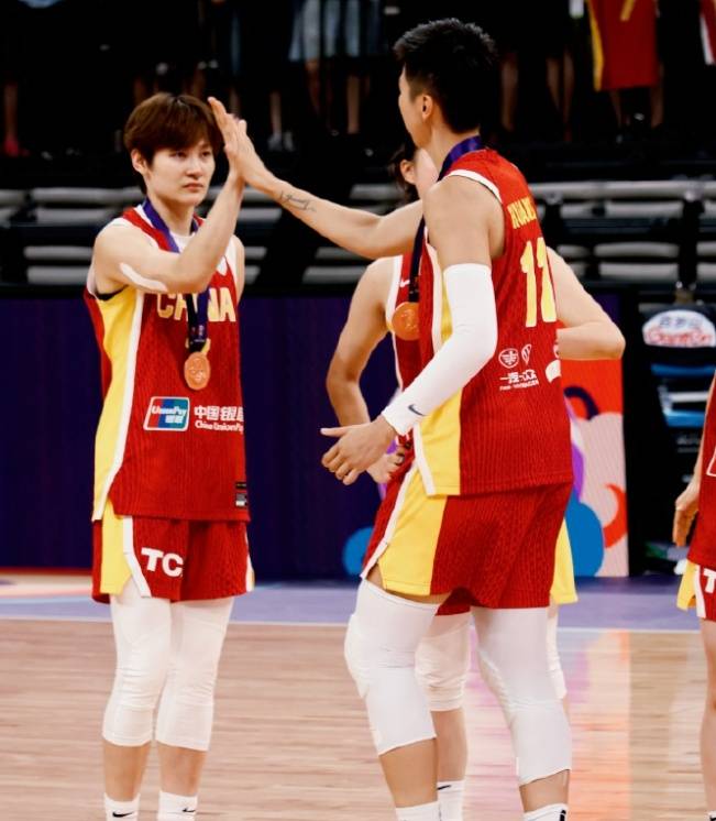 中国女篮队长杨力维亚洲杯表现引争议<strong></p>
<p>今天原油价格</strong>,发文称“无愧无憾”,让黄思静别低头