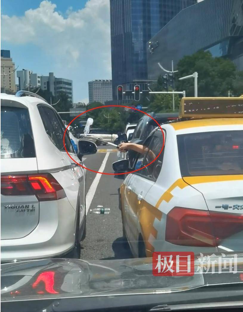 汉口街头发生不和谐一幕:白色汽车有人向出租车泼水<strong></p>
<p>国际期货原油</strong>,的哥挥舞甩棍击破白车玻璃……