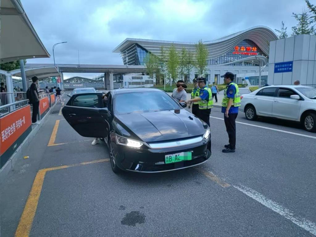 车不动计价器还在“跑”<strong></p>
<p>国际期货原油</strong>,青岛一辆出租车安装“跑得快”被查处