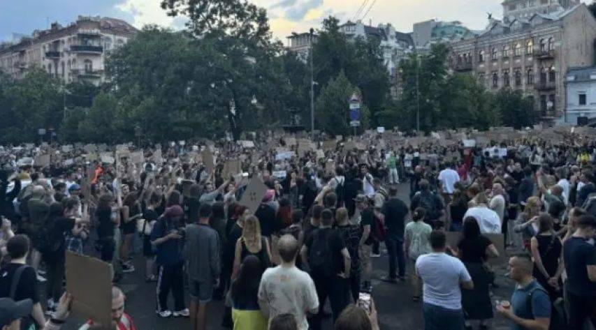 乌克兰爆发大规模抗议<strong></p>
<p>国际期货原油</strong>，总统府被包围，泽连斯基或火速下台？继任者浮出水面