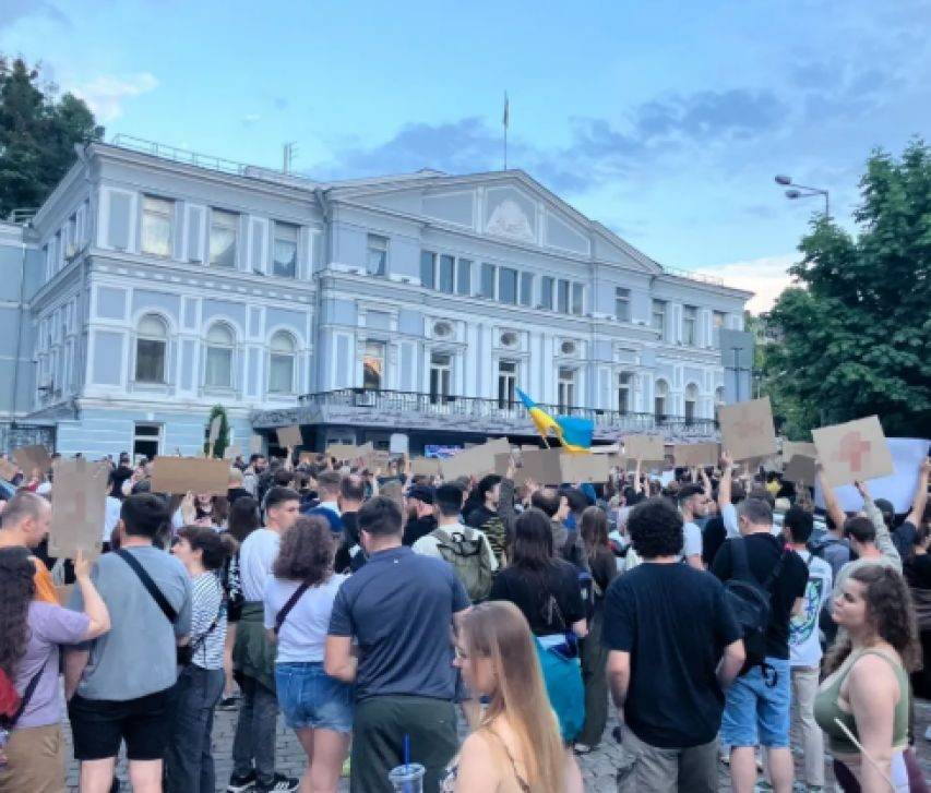 乌克兰爆发大规模抗议<strong></p>
<p>国际期货原油</strong>，总统府被包围，泽连斯基或火速下台？继任者浮出水面