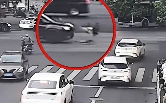 上海一8岁男童单独上路<strong></p>
<p>原油加热器</strong>,闯红灯被车撞飞:“家长让我自己出来锻炼一下”