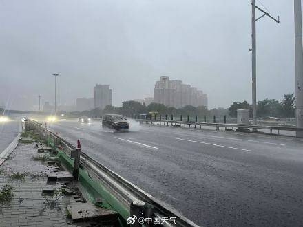 北京七区已现暴雨或大暴雨 早高峰城区及北部地区仍有明显降雨 注意出行安全<strong></p>
<p>嘉实原油基金</strong>!