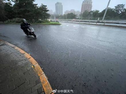 北京七区已现暴雨或大暴雨 早高峰城区及北部地区仍有明显降雨 注意出行安全<strong></p>
<p>嘉实原油基金</strong>!