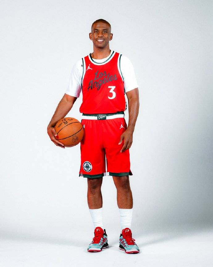 保罗身着3号球衣亮相:回归快船是不需要思考的决定