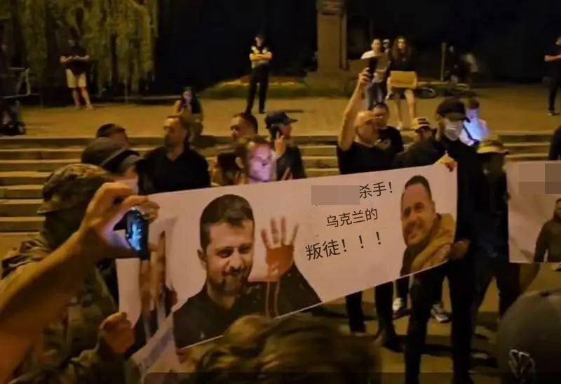 军队哗变开始了<strong></p>
<p>嘉实原油基金</strong>,俄乌同时暴露重大危机?泽连斯基最先捅了马蜂窝