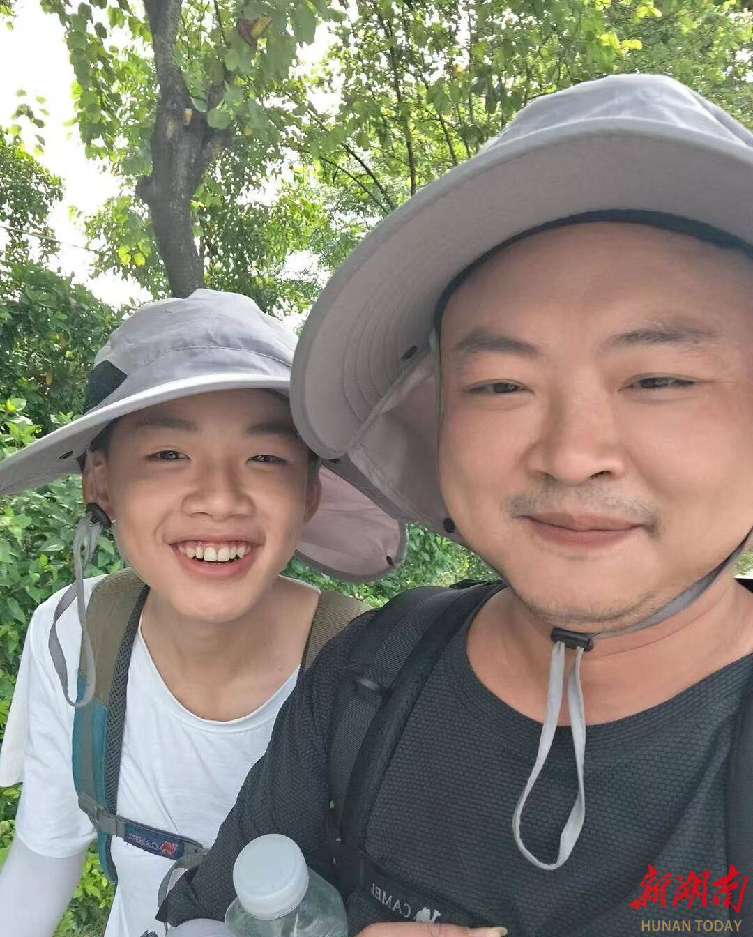 他陪13岁儿子从深圳徒步回湖南:脚都走“废”<strong></p>
<p>嘉实原油基金</strong>,儿子开心就好