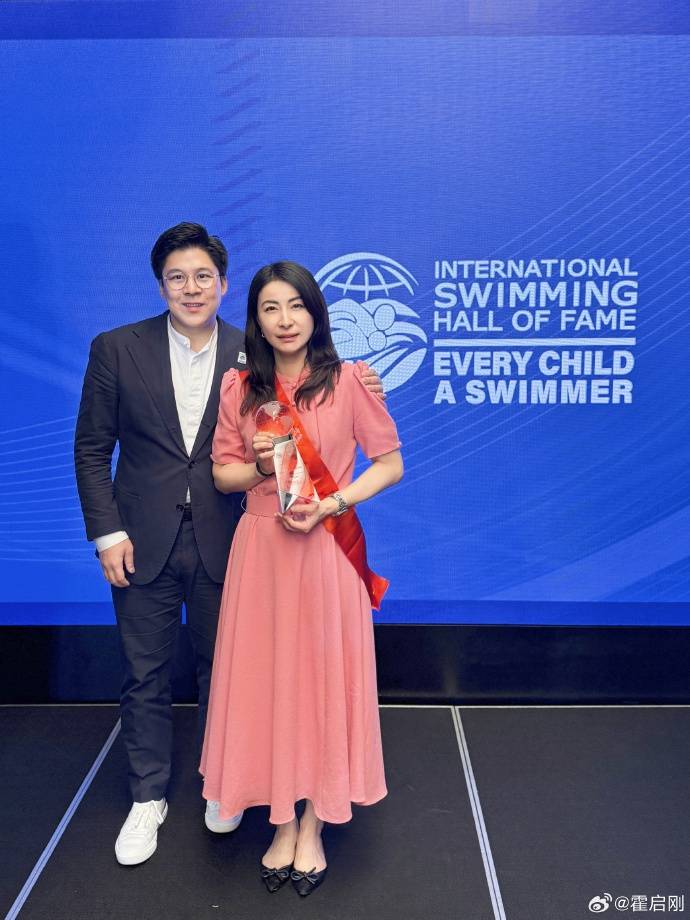霍启刚专程飞新加坡<strong></p>
<p>嘉实原油基金</strong>,见证郭晶晶入选国际游泳名人堂,二人结婚13年,育有一子两女