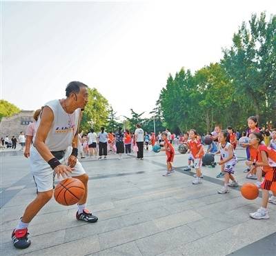 “再平凡的球场<strong></p>
<p>嘉实原油基金</strong>,也能承载梦想”(微光)