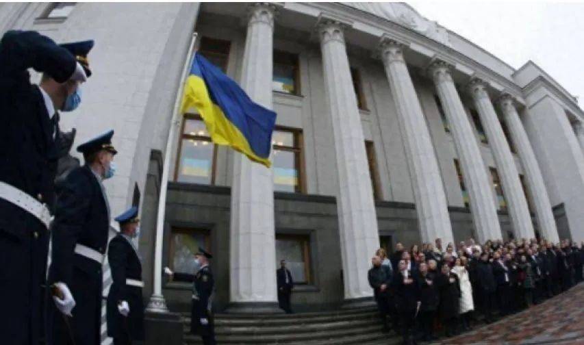 乌克兰一夜突发剧变！乌军副司令被免<strong></p>
<p>中原油田官网</strong>，20万人军心不稳，“反泽连斯基”抗议浪潮大爆发