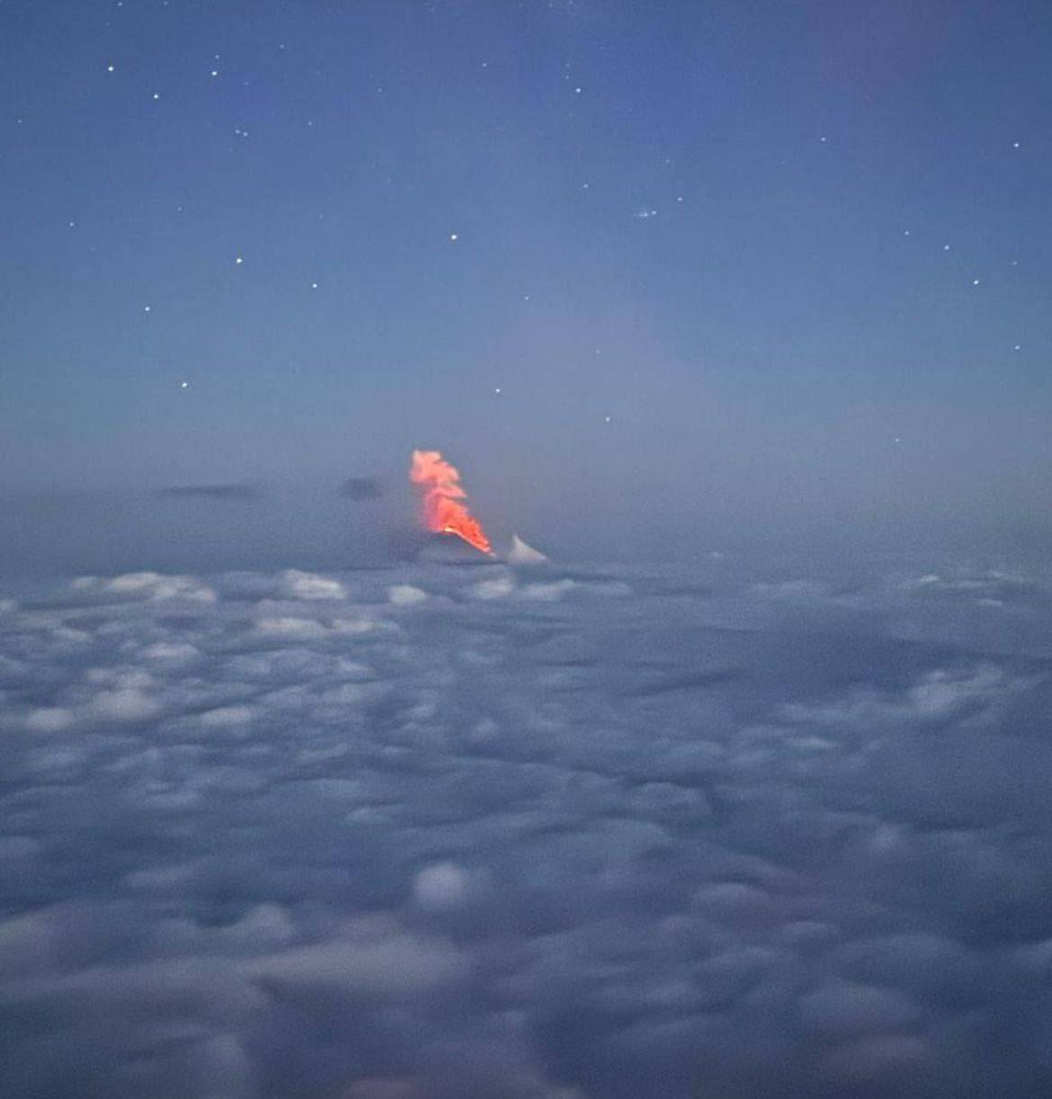 俄罗斯堪察加半岛一火山喷发