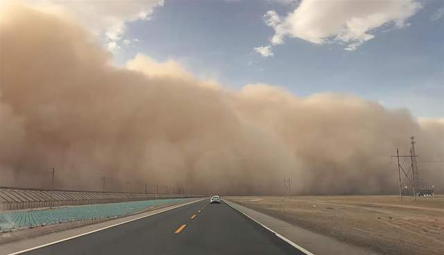 沙尘暴突袭甘肃敦煌<strong></p>
<p>原油投资平台</strong>,游客:百米高沙墙扑向公路,像是走进了末日小说