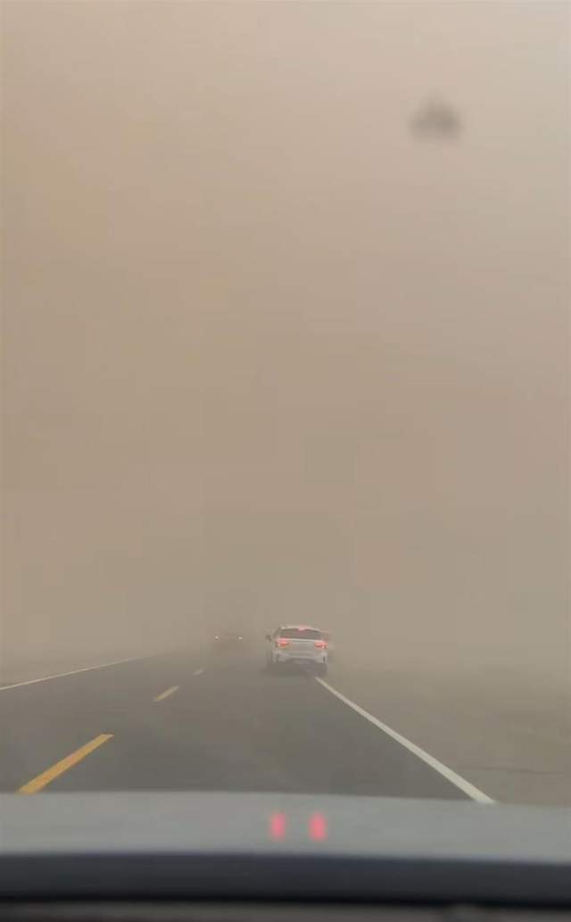 沙尘暴突袭甘肃敦煌<strong></p>
<p>原油投资平台</strong>,游客:百米高沙墙扑向公路,像是走进了末日小说