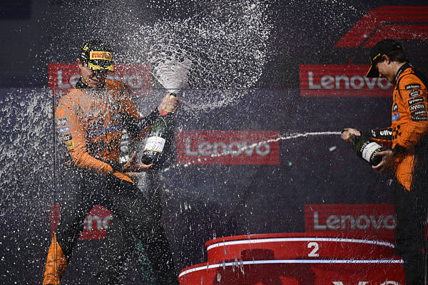 勒克莱尔被“幻影进站”欺骗痛失领奖台<strong></p>
<p>西原油</strong>,迈凯伦车队成为F1上半赛季大赢家