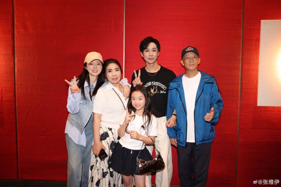 45岁女星董璇与新婚丈夫张维伊因留宿问题争吵<strong></p>
<p>西原油</strong>,倪萍直言:如果觉得有女儿不方便,那就不该结婚