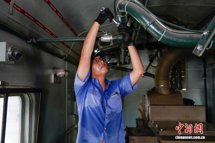陕西西安:70℃下的火车“移动电源”检修师