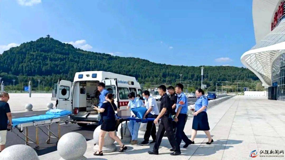 11岁男孩赶火车到成都走亲戚<strong></p>
<p>抓原油</strong>,晕倒在站台!工作人员:被诊断为热射病,已脱险