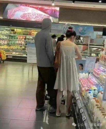 离婚三年又被拍到亲密逛超市<strong></p>
<p>抓原油</strong>，他俩这是纯带娃还是真复合了？