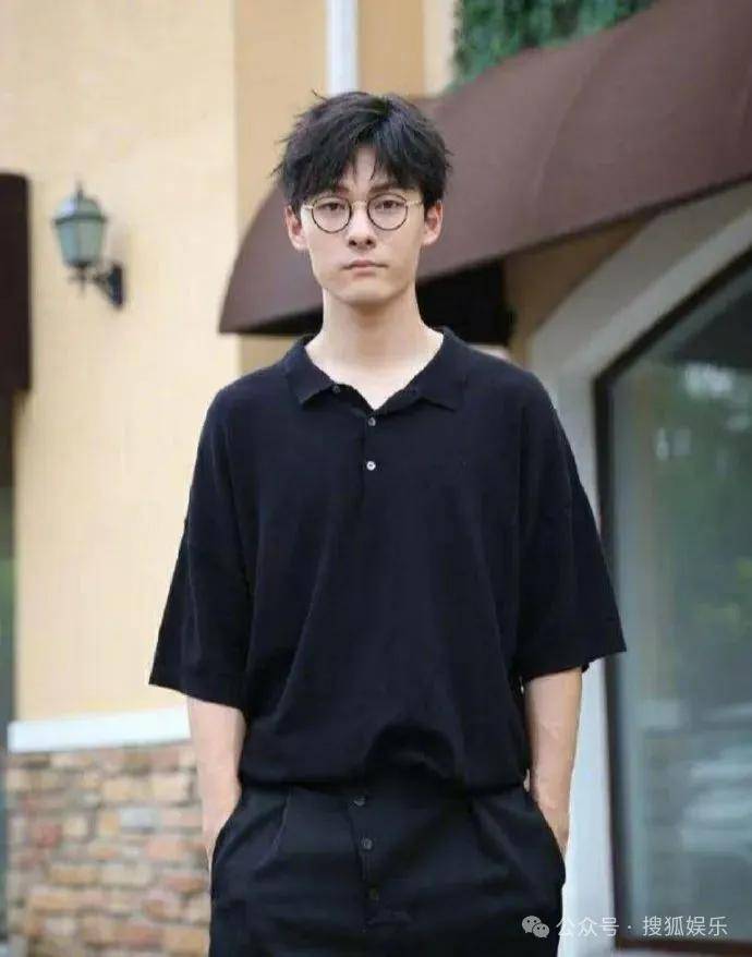 离婚三年又被拍到亲密逛超市<strong></p>
<p>抓原油</strong>，他俩这是纯带娃还是真复合了？