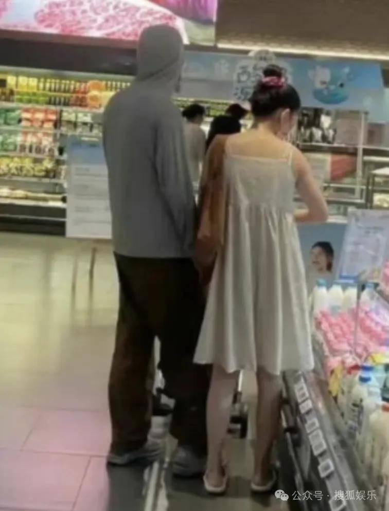 离婚三年又被拍到亲密逛超市<strong></p>
<p>抓原油</strong>，他俩这是纯带娃还是真复合了？