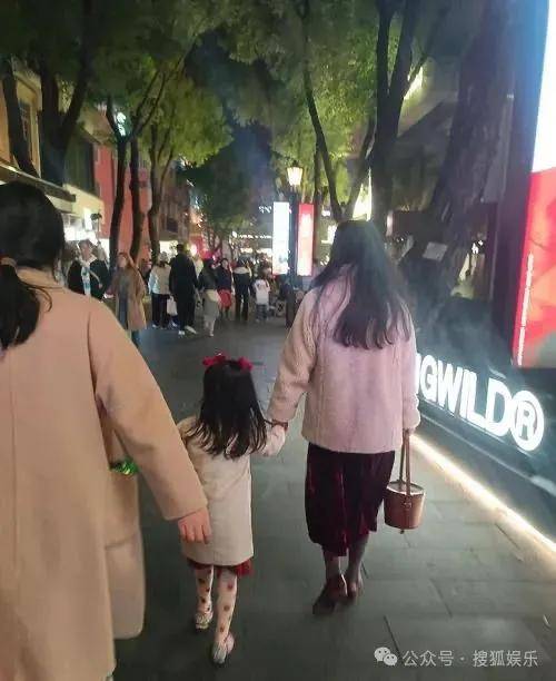 离婚三年又被拍到亲密逛超市<strong></p>
<p>抓原油</strong>，他俩这是纯带娃还是真复合了？