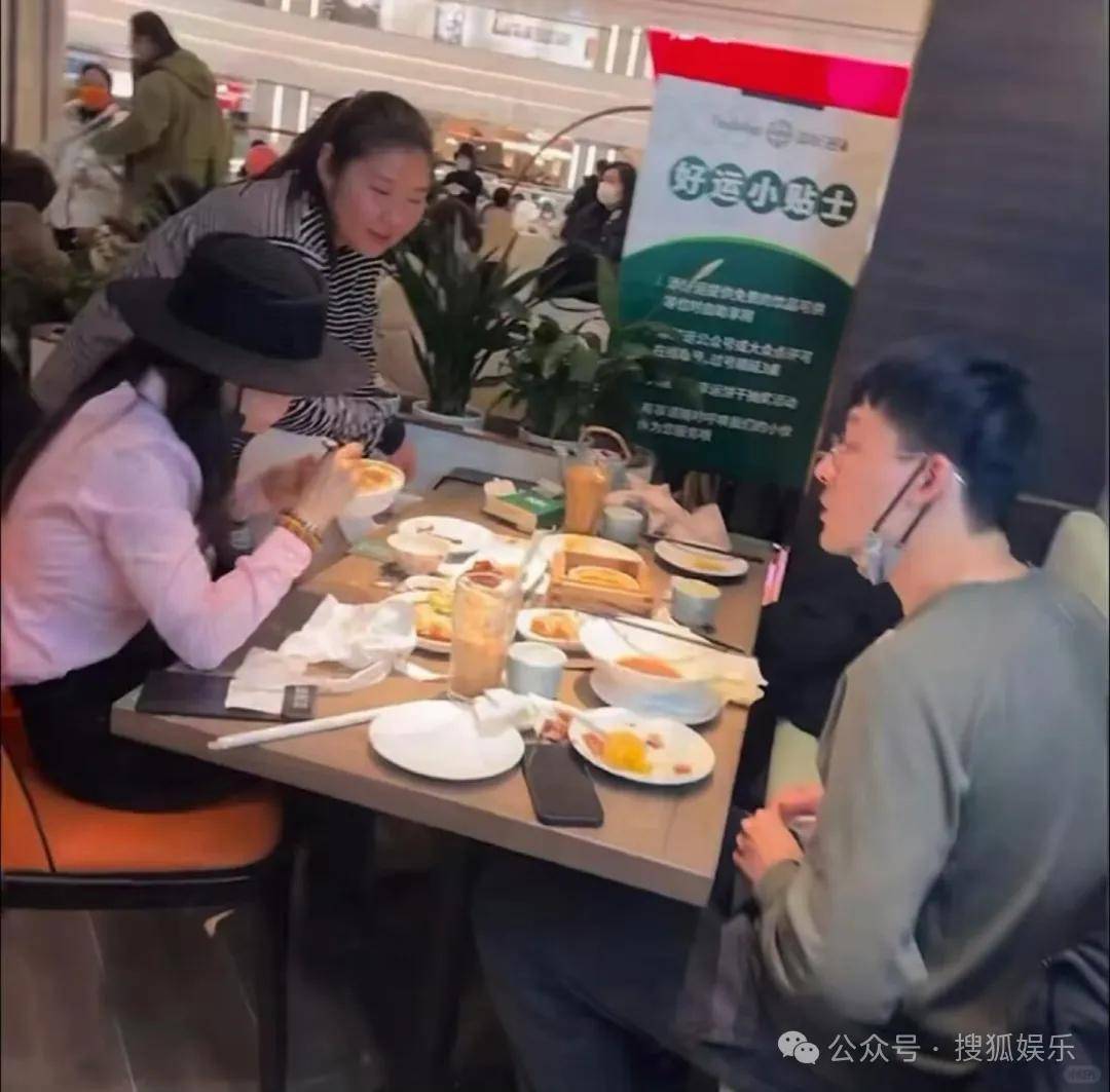 离婚三年又被拍到亲密逛超市<strong></p>
<p>抓原油</strong>，他俩这是纯带娃还是真复合了？