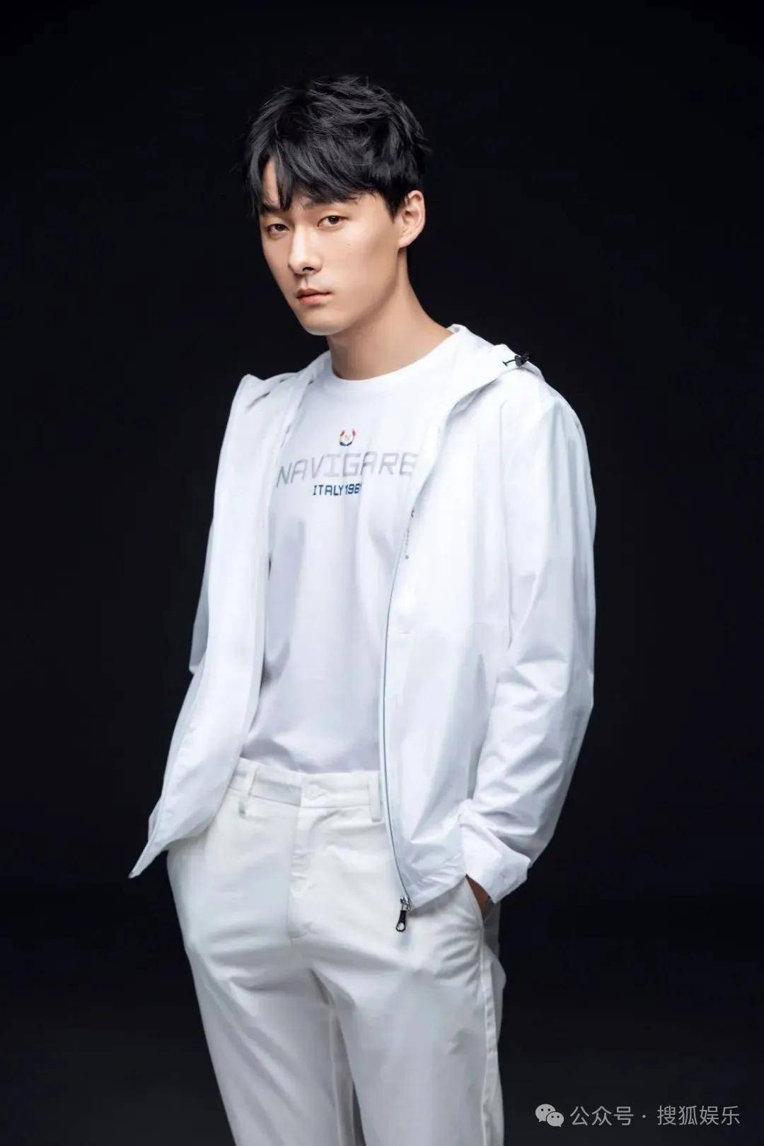 离婚三年又被拍到亲密逛超市<strong></p>
<p>抓原油</strong>，他俩这是纯带娃还是真复合了？